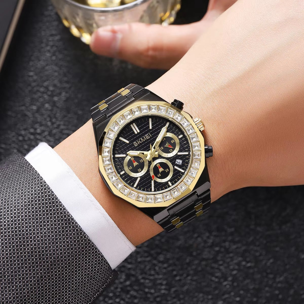 SKMEI - 2380 - High Quality Luxury Watch - Black/Gold image 3