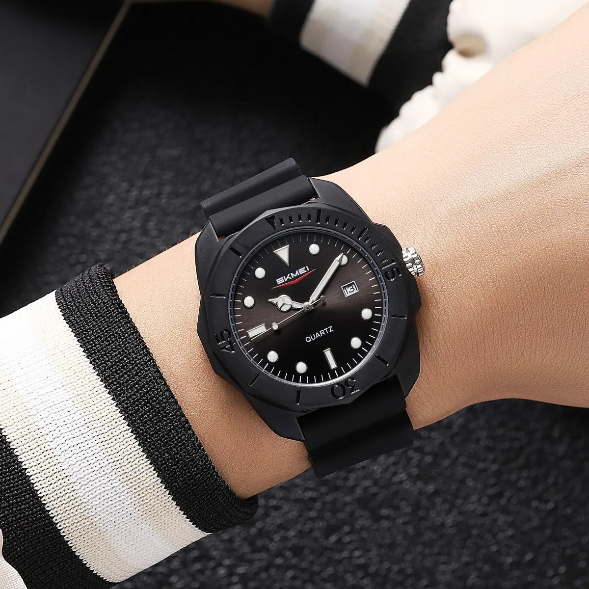 Skmei - 2393 - Quartz Analog Silicone Strap Watch - black/swirl marks image 5